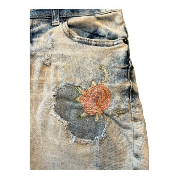 Time and Tru Blue Jean Cut-Off Shorts Size 4 Rose Appliqué Embroidered Denim - Picture 2 of 8